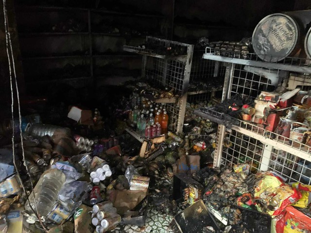 Cháy cửa hàng tạp hóa trong đêm, thiệt hại hàng trăm triệu đồng - Ảnh 4.