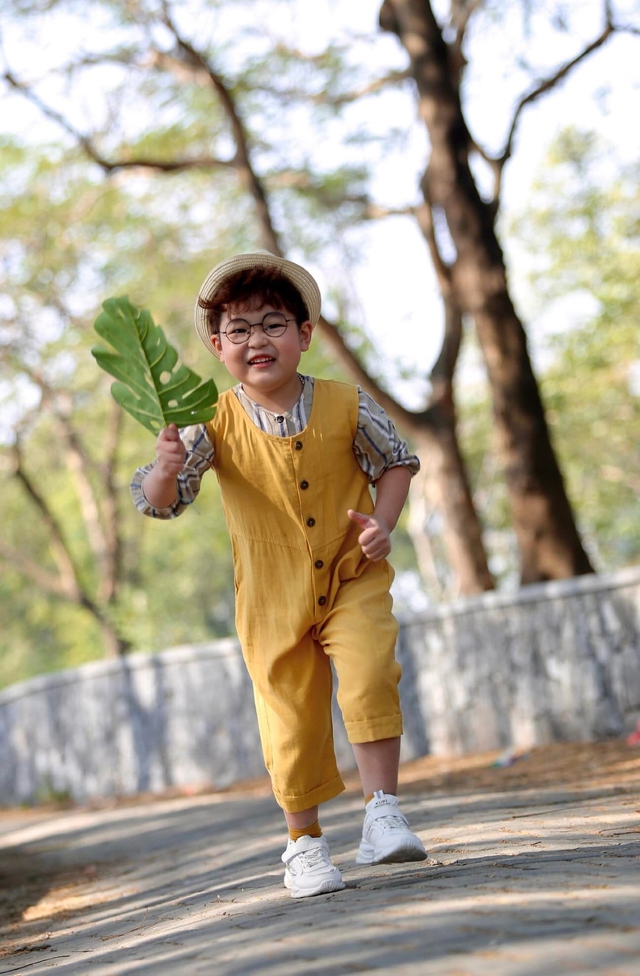 Sao nhí vũ trụ phim VTV: Thời trang sành điệu của bé So - 'con trai' Hồng Đăng trong 'Thương ngày nắng về' - Ảnh 8.