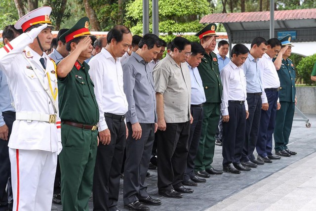 Thủ tướng dâng hương tại Khu di tích  Ngã ba Đồng Lộc - Ảnh 1.