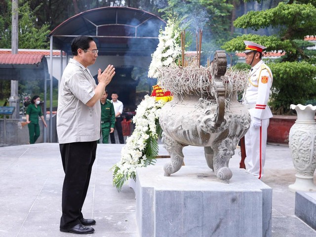 Thủ tướng dâng hương tại Khu di tích  Ngã ba Đồng Lộc - Ảnh 2.