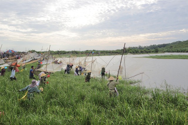 Hàng ngàn người &quot;đội nắng&quot; tham gia ngày hội đánh cá tại Hà Tĩnh - Ảnh 2.