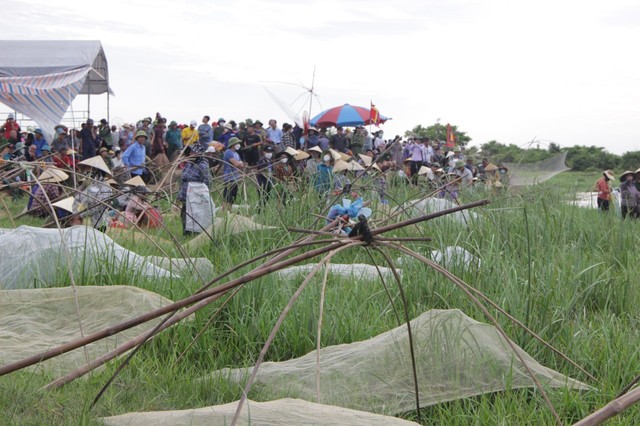 Hàng ngàn người &quot;đội nắng&quot; tham gia ngày hội đánh cá tại Hà Tĩnh - Ảnh 1.