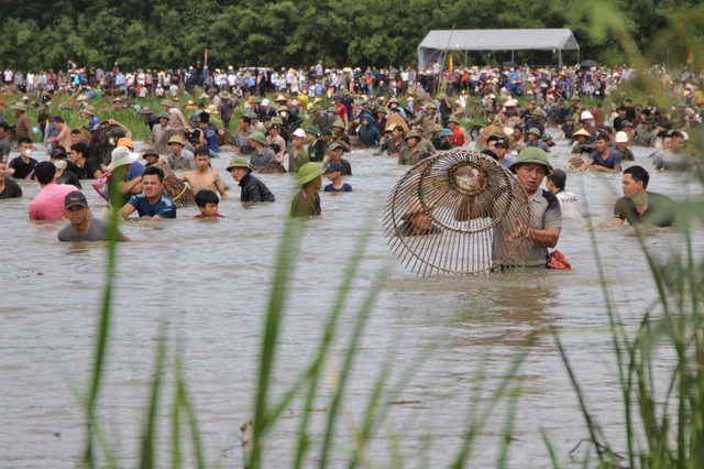 Hàng ngàn người &quot;đội nắng&quot; tham gia ngày hội đánh cá tại Hà Tĩnh - Ảnh 5.