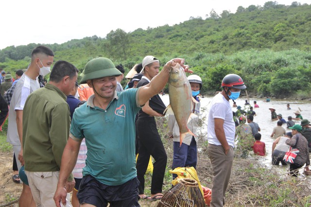 Hàng ngàn người &quot;đội nắng&quot; tham gia ngày hội đánh cá tại Hà Tĩnh - Ảnh 8.