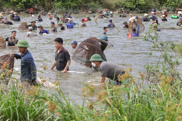 Hàng ngàn người &quot;đội nắng&quot; tham gia ngày hội đánh cá tại Hà Tĩnh - Ảnh 7.