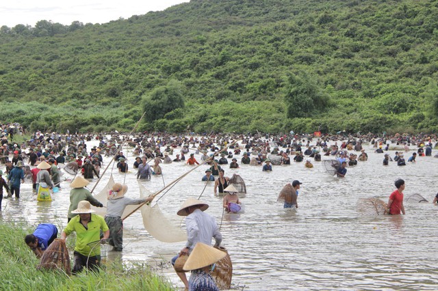 Hàng ngàn người &quot;đội nắng&quot; tham gia ngày hội đánh cá tại Hà Tĩnh - Ảnh 14.