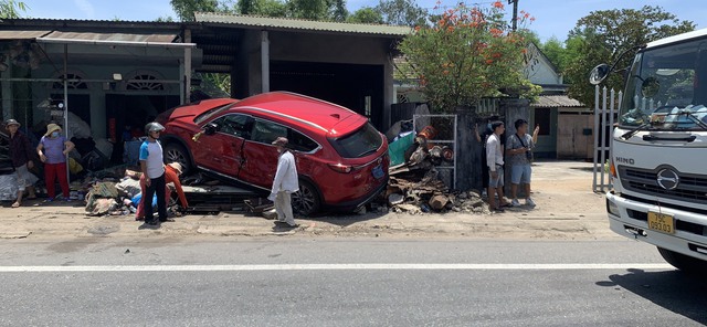 Thừa Thiên Huế: Tai nạn giao thông liên hoàn giữa 3 ô tô trên QL1 - Ảnh 2.