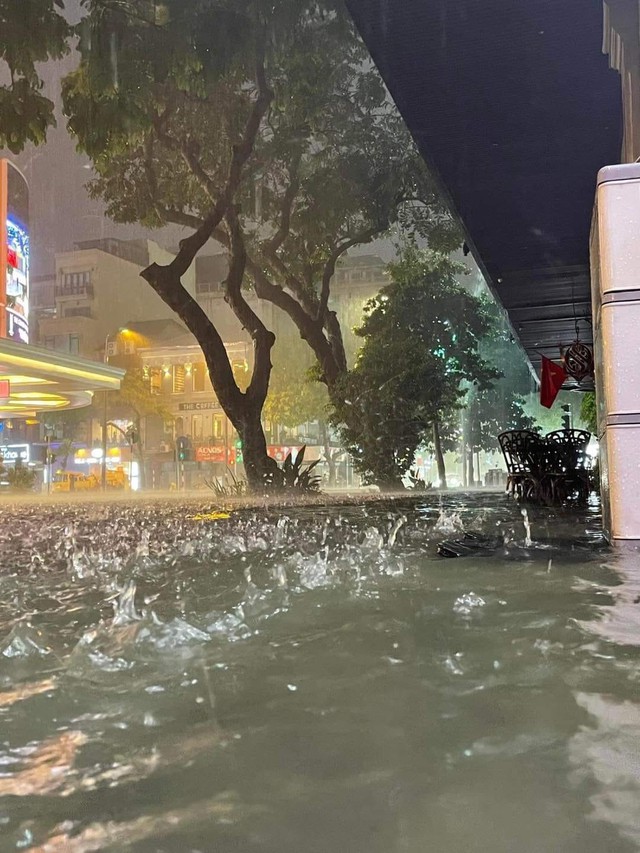 Hình ảnh &quot;Hà Nội lạ lẫm&quot; giữa mênh mông nước sau cơn mưa lớn  - Ảnh 2.