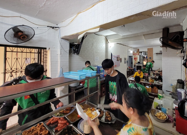 Quán cơm bình dân &quot;gồng mình&quot; trong cơn bão giá, tài xế xe ôm tìm đến suất cơm giá rẻ - Ảnh 2.