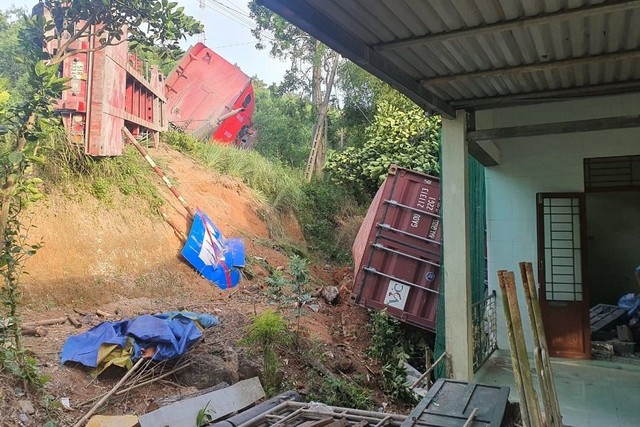 Thừa Thiên Huế: Tường nhà dân đổ sập sau tai nạn lật xe container trên QL1 - Ảnh 1.