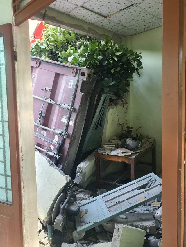 Thừa Thiên Huế: Tường nhà dân đổ sập sau tai nạn lật xe container trên QL1 - Ảnh 2.