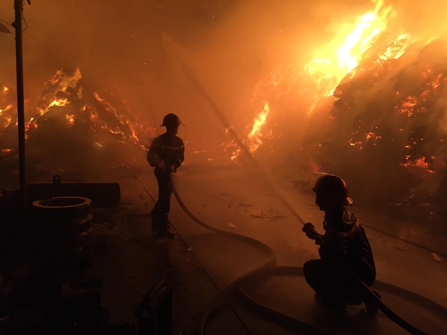 Khống chế vụ cháy tại Công ty sản xuất viên than nén trong đêm - Ảnh 2.