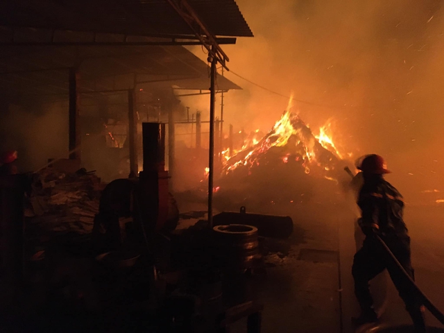 Khống chế vụ cháy tại Công ty sản xuất viên than nén trong đêm - Ảnh 1.