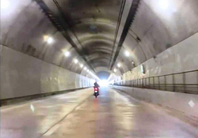 Chạy xe mô tô vào hầm Hải Vân vì “đi theo chỉ dẫn trên Google map” - Ảnh 1.