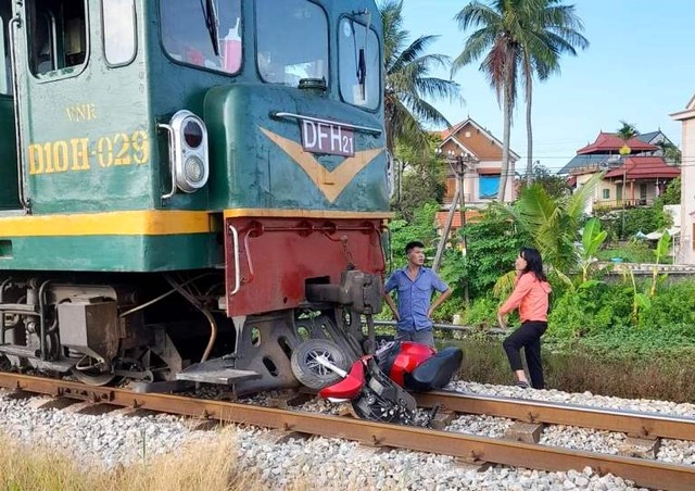 Đau lòng: Một buổi sáng xảy ra 2 vụ tai nạn giao thông đường sắt ở Hải Dương làm 2 người tử vong  - Ảnh 1.