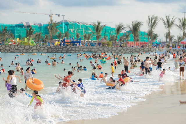 Không phải ngày nghỉ, Tổ hợp biển tạo sóng lớn nhất thế giới vẫn đông nghịt khách dịp 1/6 - Ảnh 1.