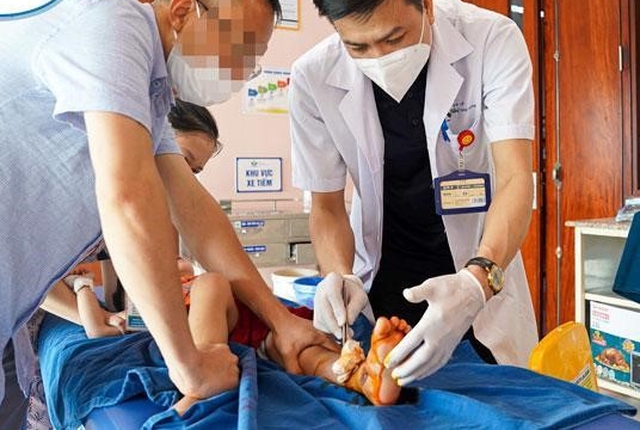 Hà Nội: Bé 2 tuổi nát bàn chân do bị kẹp vào cổng trượt tự động của gia đình - Ảnh 2.