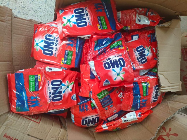 Cận cảnh hơn 600 gói bột giặt OMO có dấu hiệu giả mạo vừa bị đón lõng - Ảnh 2.