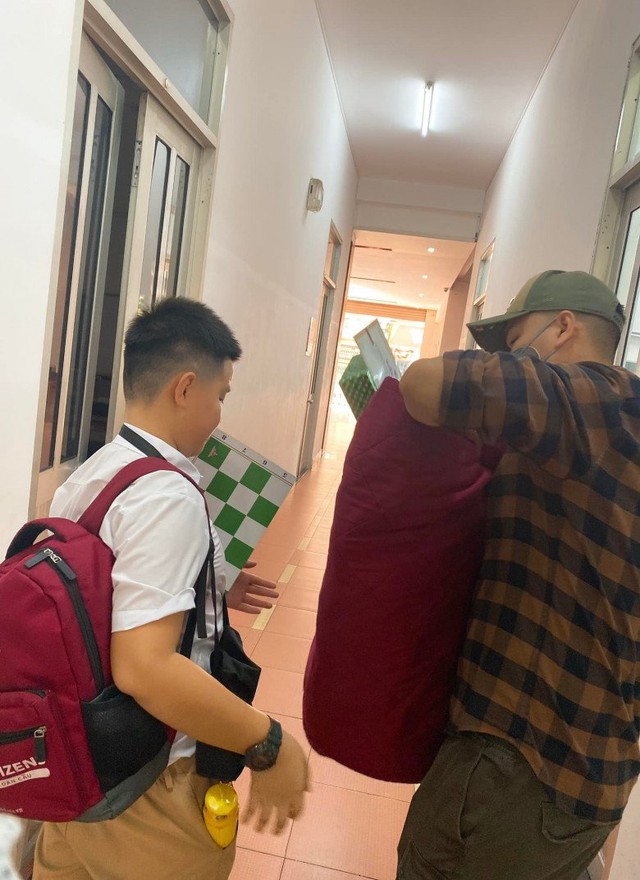 Con trai Lê Phương nhận giấy khen xuất sắc ở trường, ba dượng hộ tống và chụp ảnh kỉ niệm - Ảnh 6.