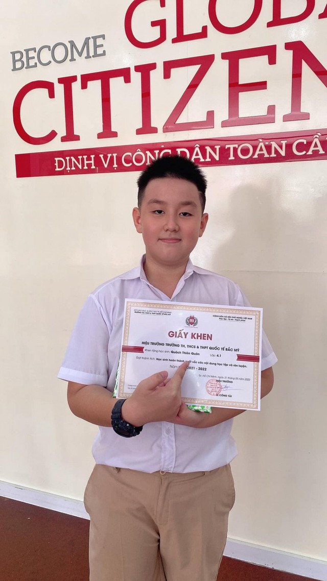 Con trai Lê Phương nhận giấy khen xuất sắc ở trường, ba dượng hộ tống và chụp ảnh kỉ niệm - Ảnh 3.