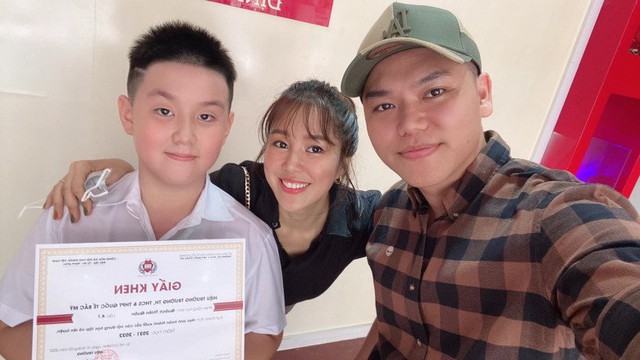 Con trai Lê Phương nhận giấy khen xuất sắc ở trường, ba dượng hộ tống và chụp ảnh kỉ niệm - Ảnh 1.