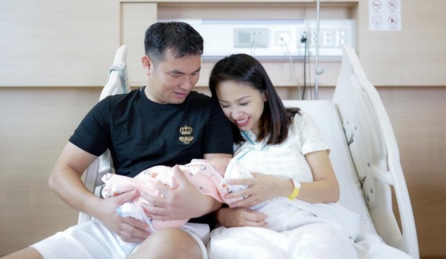 Làm mẹ sau 13 năm tuổi U40, Vân Hugo khoe con gái búp bê: Lã Thanh Huyền, BTV Hoài Anh nức nở - Ảnh 7.