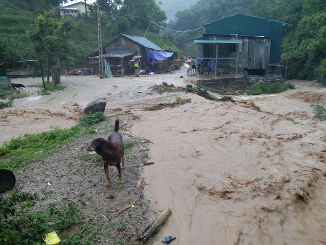 Thanh Hoá: Gần 300 người dân tại huyện Mường Lát phải sơ tán khẩn cấp do sạt lở đất - Ảnh 3.