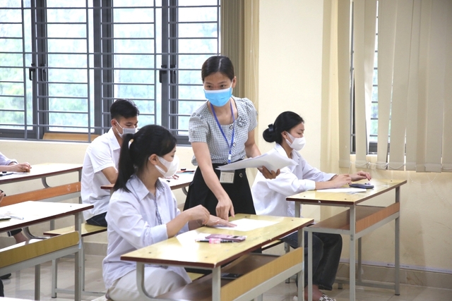 Mang thiết bị gian lận vào phòng thi, học sinh lớp 12 tỉnh Quảng Ninh bị đình chỉ - Ảnh 2.