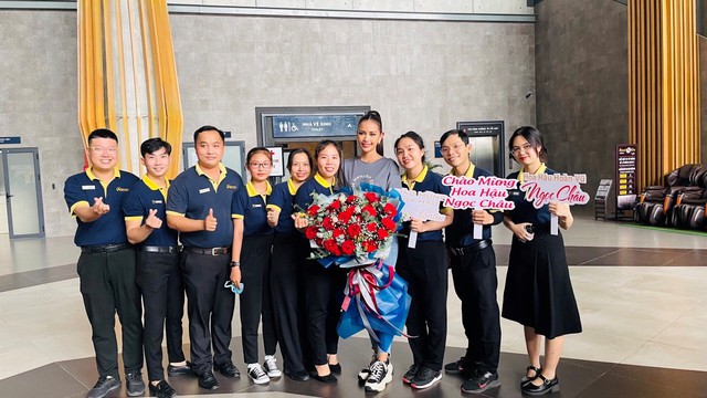Tân hoa hậu hoàn vũ Việt Nam về thăm Tây Ninh sau đăng quang - Ảnh 1.