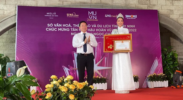 Tân hoa hậu hoàn vũ Việt Nam về thăm Tây Ninh sau đăng quang - Ảnh 2.
