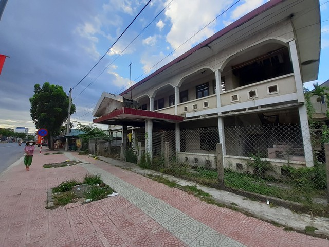 Mất mỹ quan từ những trụ sở cũ đã di dời nhưng chậm trả lại đất ở Thừa Thiên Huế - Ảnh 1.