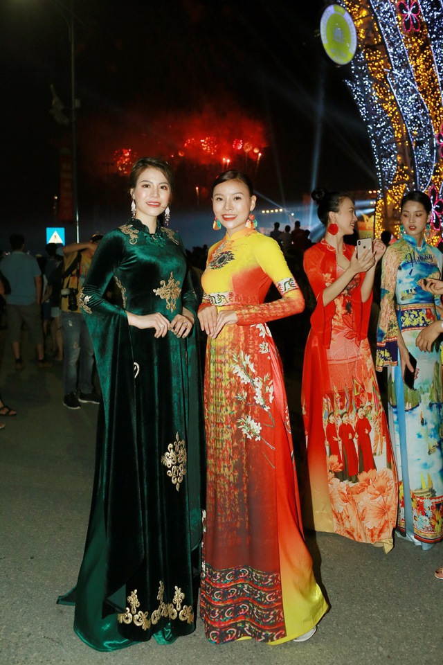 NTK Thoa Trần bùng nổ với đại tiệc thời trang Fashion show Bông hồng vàng - Ảnh 13.