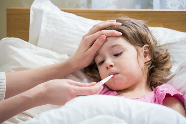 Chăm sóc trẻ mắc cúm A tại nhà, nếu thấy dấu hiệu này, cần cho con đi viện ngay - Ảnh 3.