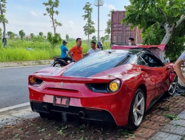 Danh tính bất ngờ của tài xế lái siêu xe Ferrari 488 tông đổ gốc cây ở Hà Nội - Ảnh 2.