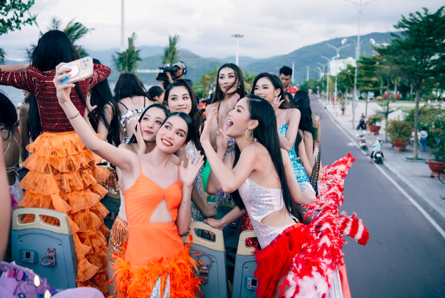 Diễu hành carnival đường phố của Miss World Vietnam 2022 người khen - kẻ chê - Ảnh 3.