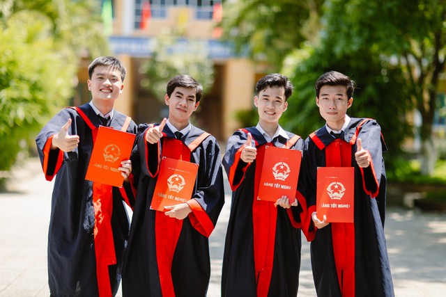 Bí quyết đạt điểm 10 môn Ngữ Văn tại kỳ thi tốt nghiệp THPT 2022 của nam sinh xứ Huế - Ảnh 2.