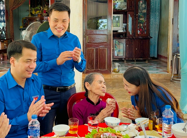 Bữa cơm trưa ấm cúng cùng Mẹ Việt Nam Anh hùng 93 tuổi - Ảnh 5.