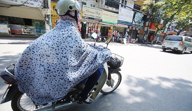 Thời tiết nắng nóng gay gắt, dùng áo chống nắng kiểu này dễ rước họa vào người - Ảnh 3.