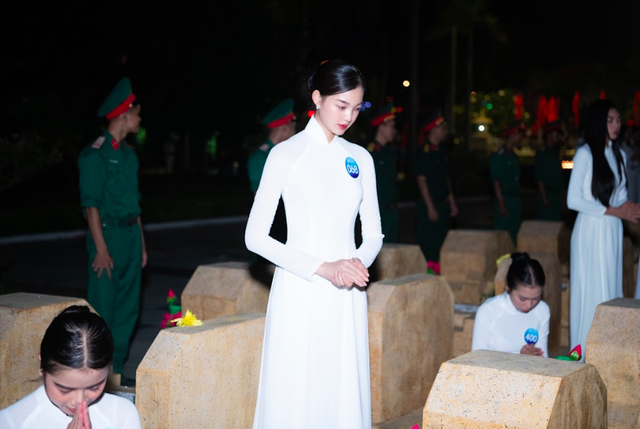 Hoa hậu Lương Thùy Linh, Top 38 Miss World Vietnam 2022 thắp nến từng ngôi mộ tại Nghĩa trang Liệt sĩ - Ảnh 5.