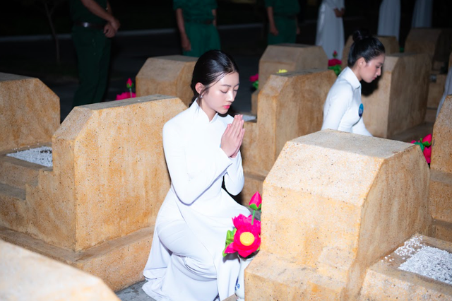 Hoa hậu Lương Thùy Linh, Top 38 Miss World Vietnam 2022 thắp nến từng ngôi mộ tại Nghĩa trang Liệt sĩ - Ảnh 4.