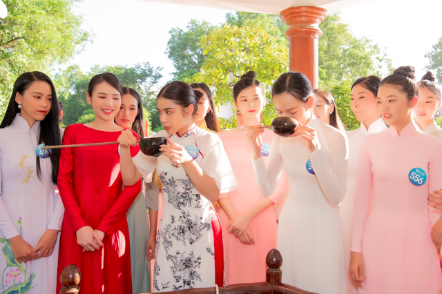 Hoa hậu Lương Thùy Linh, Top 38 Miss World Vietnam 2022 thắp nến từng ngôi mộ tại Nghĩa trang Liệt sĩ - Ảnh 10.