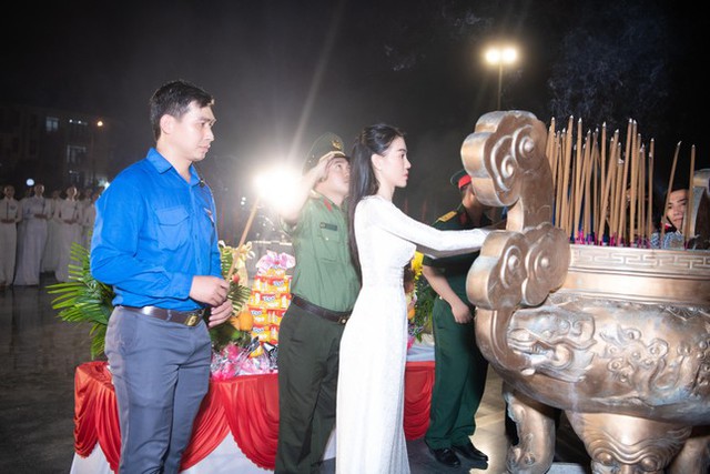 Hoa hậu Lương Thùy Linh, Top 38 Miss World Vietnam 2022 thắp nến từng ngôi mộ tại Nghĩa trang Liệt sĩ - Ảnh 1.