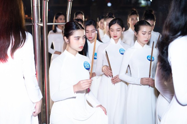 Hoa hậu Lương Thùy Linh, Top 38 Miss World Vietnam 2022 thắp nến từng ngôi mộ tại Nghĩa trang Liệt sĩ - Ảnh 3.