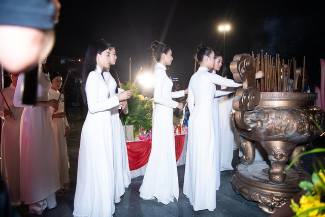 Hoa hậu Lương Thùy Linh, Top 38 Miss World Vietnam 2022 thắp nến từng ngôi mộ tại Nghĩa trang Liệt sĩ - Ảnh 2.