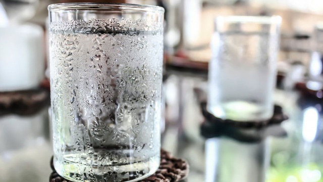 Uống nước buổi sáng giúp kéo dài tuổi thọ, nhưng 5 loại nước này được khuyến cáo không nên - Ảnh 3.