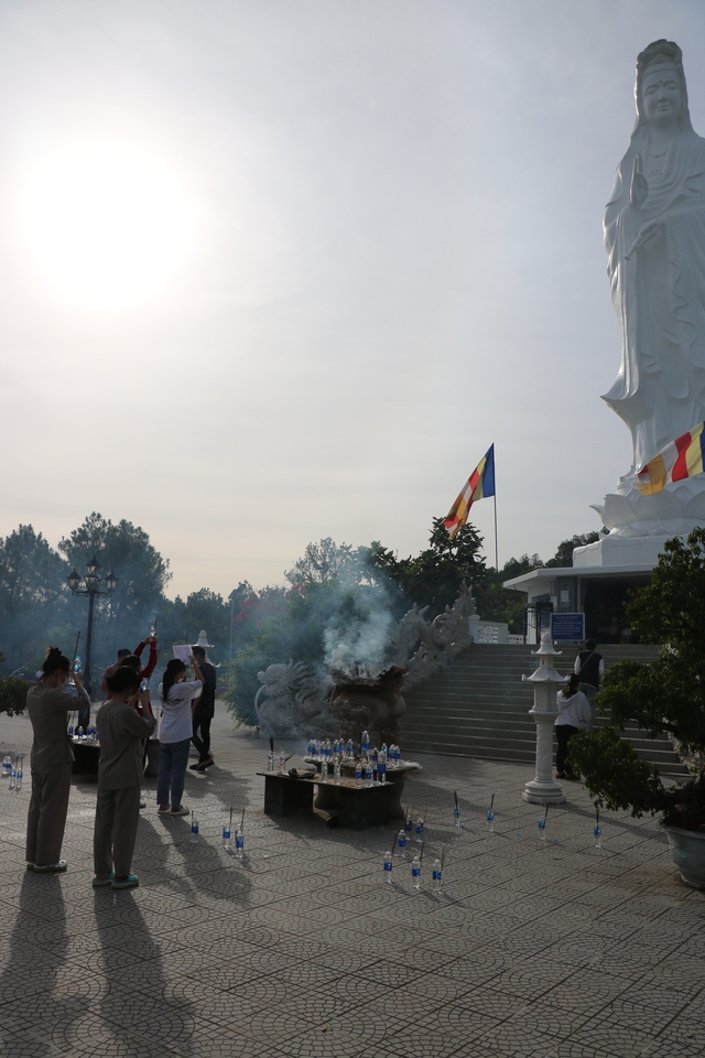 Hàng trăm sĩ tử chen chân lễ Phật cầu may mắn trước ngày “vượt vũ môn” - Ảnh 7.