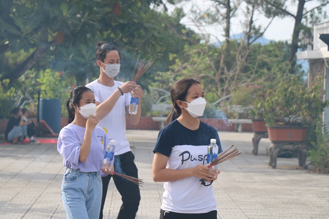 Hàng trăm sĩ tử chen chân lễ Phật cầu may mắn trước ngày “vượt vũ môn” - Ảnh 11.