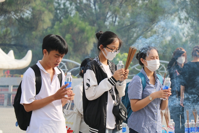 Hàng trăm sĩ tử chen chân lễ Phật cầu may mắn trước ngày “vượt vũ môn” - Ảnh 3.