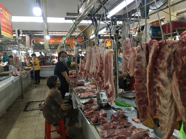 Giá rau, thịt tại các chợ chưa có dấu hiệu hạ nhiệt - Ảnh 1.