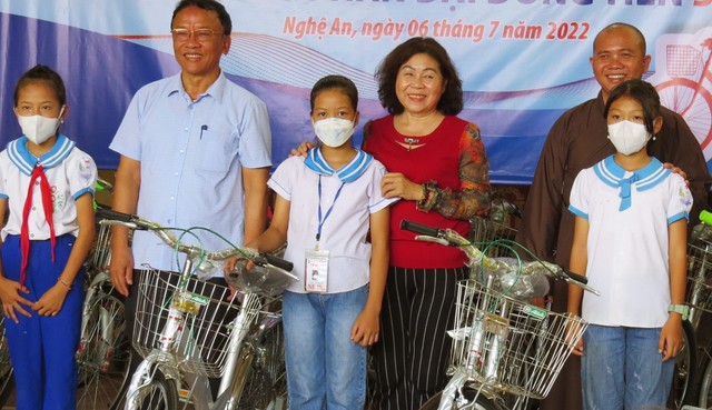 Tặng 150 xe đạp cho học sinh nghèo vượt khó học giỏi
 - Ảnh 1.
